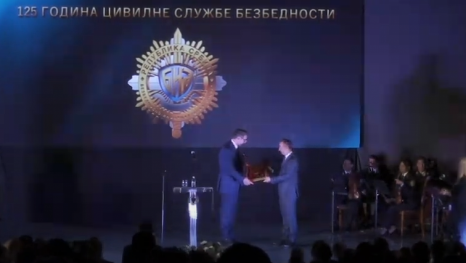 ODLIKOVANJE ZA PREDSEDNIKA VUČIĆA Na danu BIA mu uručen poseban poklon