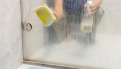 SA OVIM SREDSTVOM VAM NE TREBA VAM NI MINUT DA OČISTITE STAKLO OD TUŠ KABINE Sirće ne može ni da mu priđe, ispoliraće staklo do maksimuma