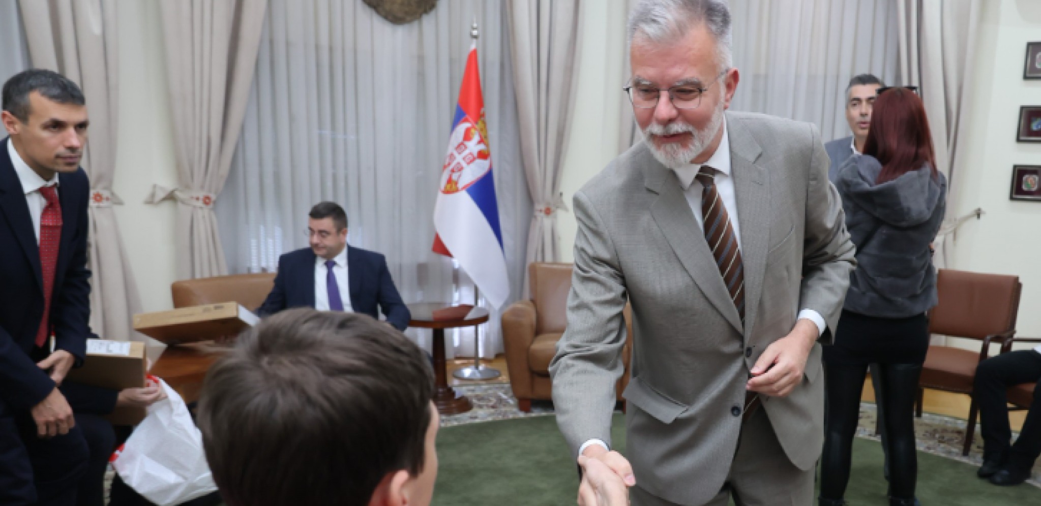 MINISTAR RISTIĆ URUČIO DAROVE OSVAJAČIMA MEDALJA NA MEĐUNARODNIM TAKMIČENJIMA IZ INFORMATIKE