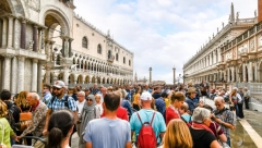 ČITAV SVET JE POD PRITISKOM Ne treba kriviti turiste, ali kako sačuvati destinacije za buduće generacije?