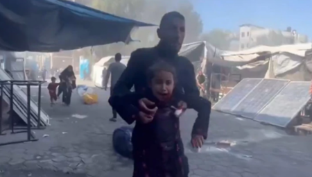 SABLASNE SCENE U GAZI! U izraelskom napadu poginulo 19 ljudi, požar bukti od šatora do šatora! (UZNEMIRUJUĆI VIDEO)