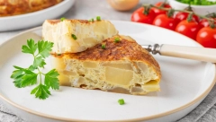 ŠPANSKI OMLET BOLJI OD KLASIČNOG U savršenom spoju kajgane i krompira, pravićete stalno