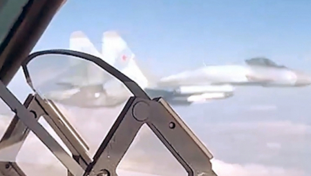 SNIMAK IZ UGLA RUSKOG PILOTA Brutalan bombaški udar na uporište Ukrajinaca u Kursku (VIDEO)