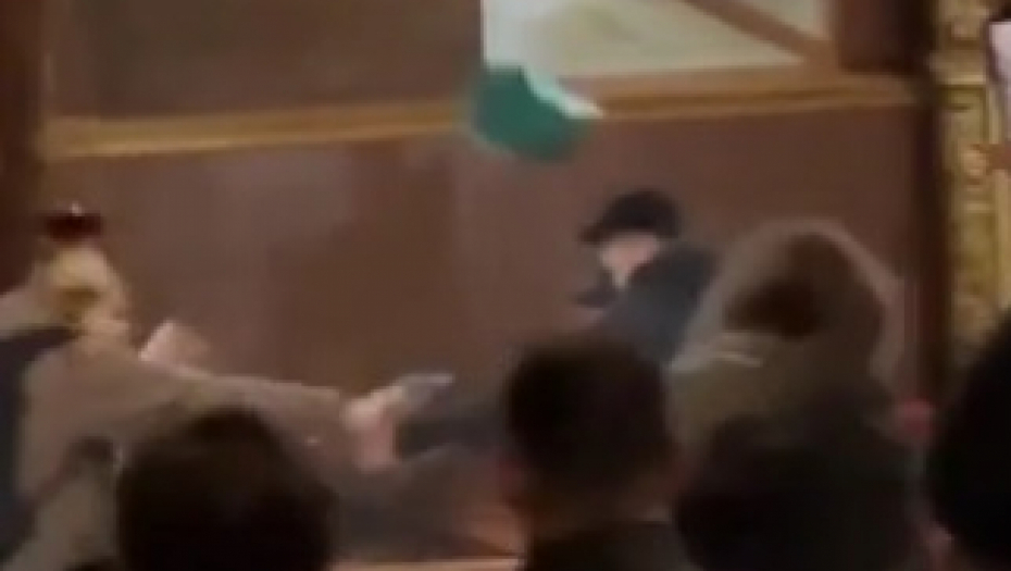 JEZIVE SCENE NASILJA U PRAVOSLAVNOM HRAMU Maskirani napadači napali vernike u Ukrajini, tvrdi se da je bilo PUCNJAVE (VIDEO)