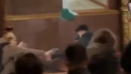 JEZIVE SCENE NASILJA U PRAVOSLAVNOM HRAMU Maskirani napadači napali vernike u Ukrajini, tvrdi se da je bilo PUCNJAVE (VIDEO)