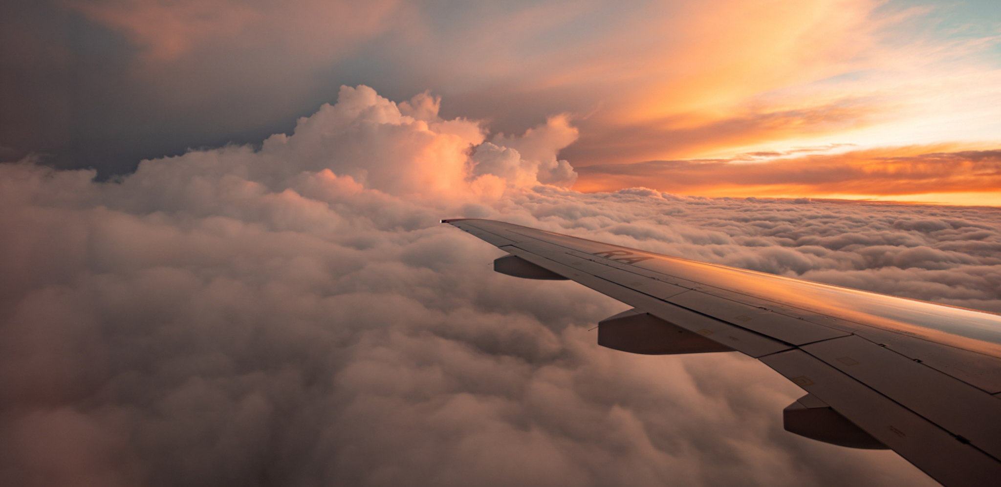 NEVEROVATAN PRIZOR IZNAD OKEANA Pogledao kroz prozor aviona, pa ugledao zapanjujuću svetlost - niko nema pojma odakle je došla! (FOTO)