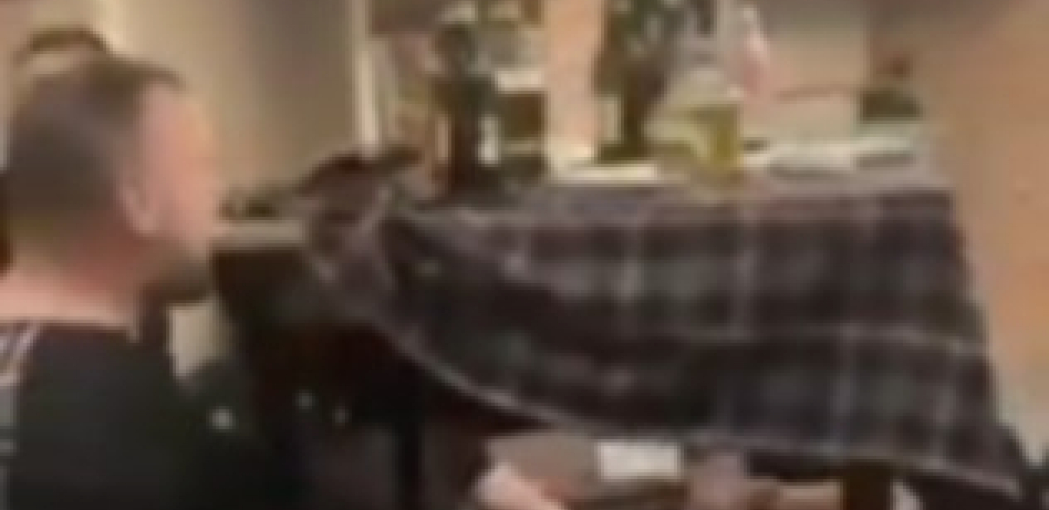 SRBIN JAČI I OD ZVERI Niko ne zna kako je ovo uspeo sam da podigne, svojim gestom digao celu kafanu na noge! (VIDEO)