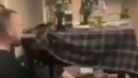 SRBIN JAČI I OD ZVERI Niko ne zna kako je ovo uspeo sam da podigne, svojim gestom digao celu kafanu na noge! (VIDEO)