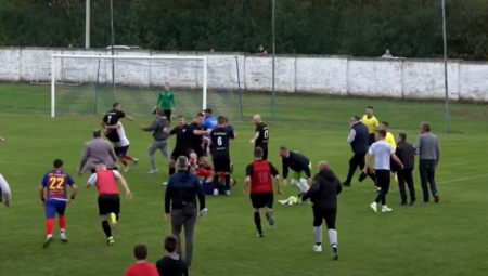 TUČA FUDBALERA U SRBIJI Haos na terenu, sevale pesnice, sudija pokazao 10 crvenih kartona (VIDEO)