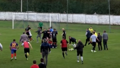 TUČA FUDBALERA U SRBIJI Haos na terenu, sevale pesnice, sudija pokazao 10 crvenih kartona (VIDEO)