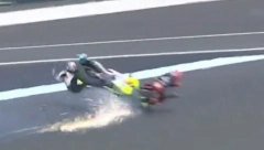 STRAVIČAN SUDAR NA MOTO GP-U Navijači prestravljeni, vozač na nosilima iznet posle jezivog pada (VIDEO)