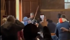 UKRAJINSKI NAROD SE POBUNIO, IZBACUJU VOJSKU IZ CRKVE: "Riba smrdi od glave. Zelenski mora da ide" (VIDEO)