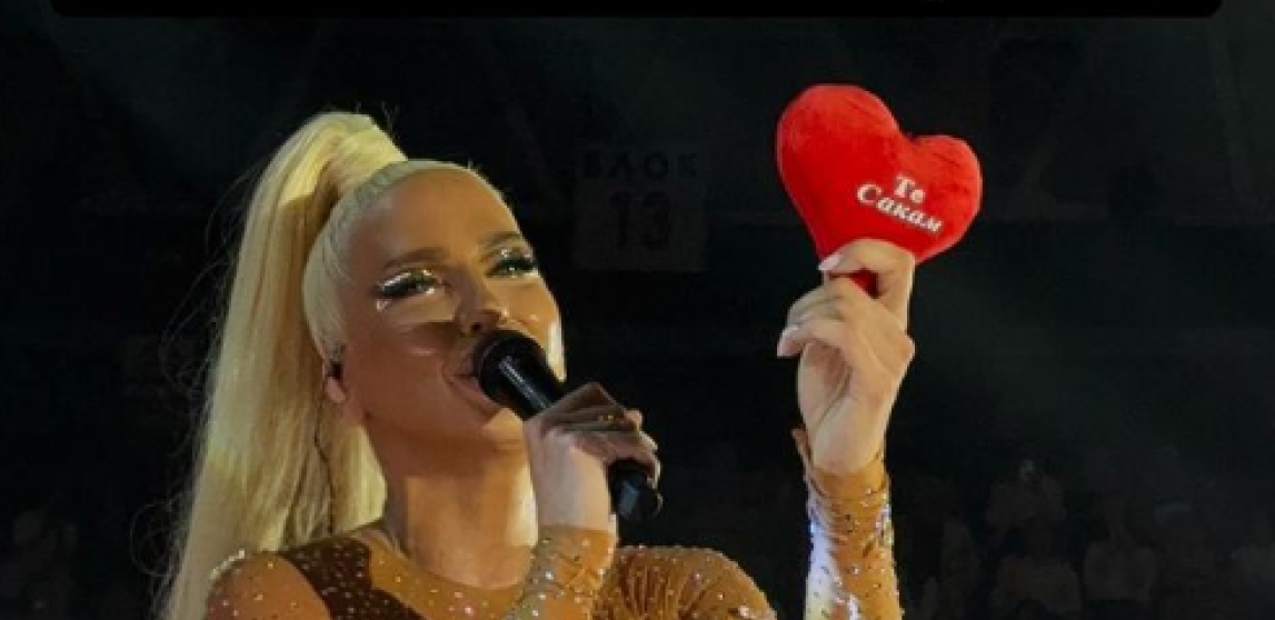 MILICA PAVLOVIĆ NA KARLEUŠINOM KONCERTU! Opšti kolaps u Skoplju, cirkoni jedva prekrili intimne delove, publika u transu!