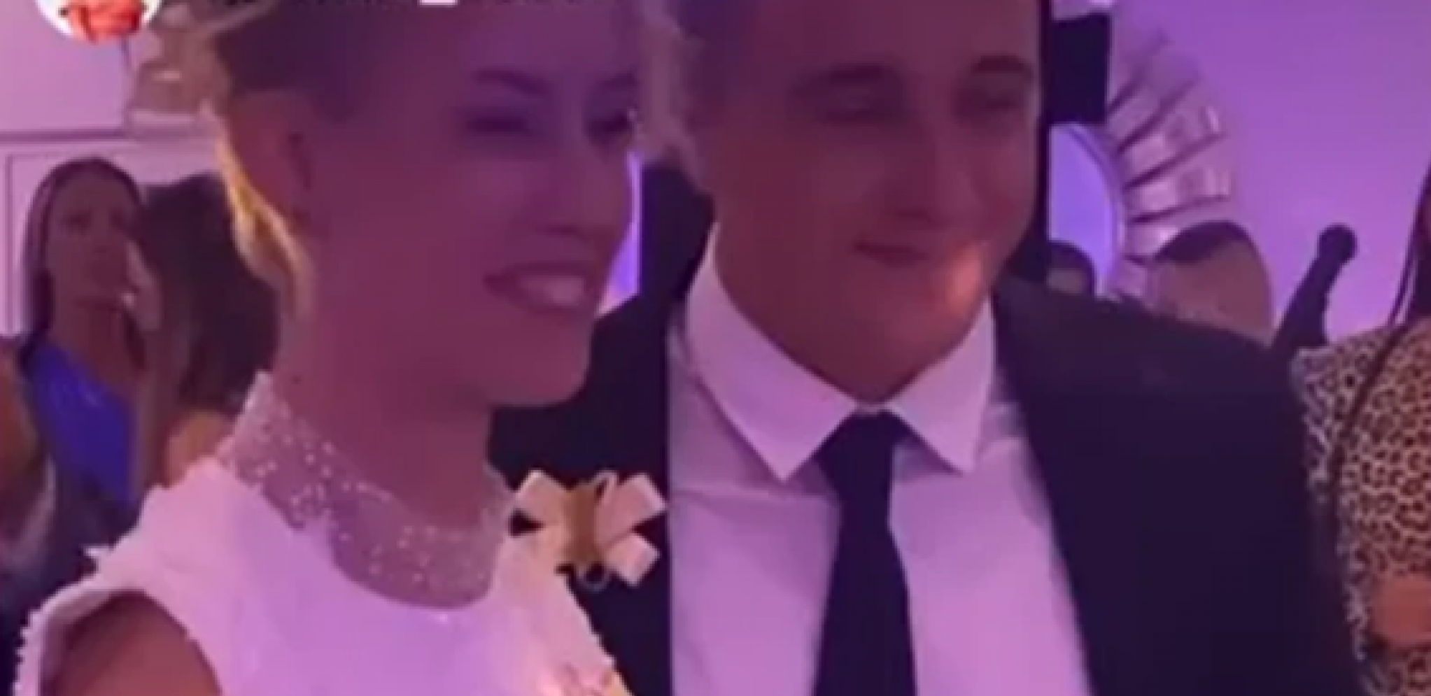 MUŽ DEVOJKE SA KRILIMA PLAKAO NA SVADBI! Oglasio se nakon veselja i sve raznežio emotivnom porukom