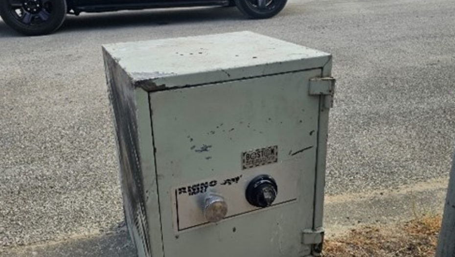 VELIKA MISTERIJA NASRED PUTA, A ŠTA LI JE TEK UNUTRA? Došao je i bacio veliki sef, američka policija brzo je stigla... (FOTO)