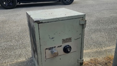 VELIKA MISTERIJA NASRED PUTA, A ŠTA LI JE TEK UNUTRA? Došao je i bacio veliki sef, američka policija brzo je stigla... (FOTO)