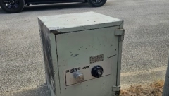 VELIKA MISTERIJA NASRED PUTA, A ŠTA LI JE TEK UNUTRA? Došao je i bacio veliki sef, američka policija brzo je stigla... (FOTO)