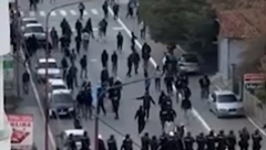 NEVIĐENI HAOS Brutalna tuča huligana sa policijom za vreme utakmice Novog Pazara i Partizana (VIDEO)