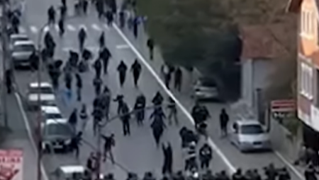 NAVIJAČI SE SUKOBILI SA POLICIJOM U NOVOM PAZARU Ministar Dačić otkrio koje grupe stoji iza svega