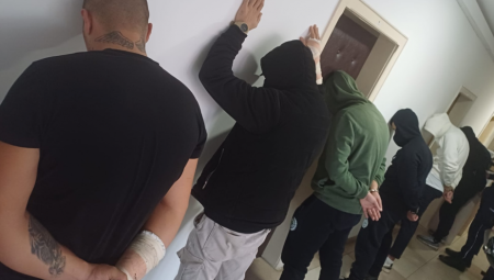 PRVE FOTOGRAFIJE HAPŠENJA HULIGANA U NOVOM PAZARU Napravili haos posle utakmice sa Partizanom, policija ih postrojila (FOTO)