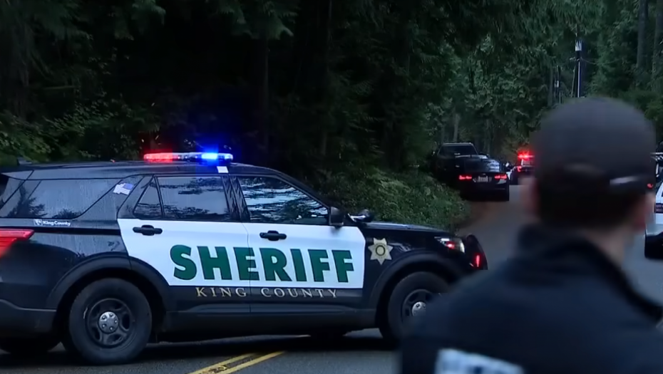 DRAMATIČNE SCENE ISPRED KUĆE U KOJOJ JE DEČAK (15) POBIO CELU PORODICU Presudio roditeljima, bratu i sestri,  devojčica uspela da pozove pomoć