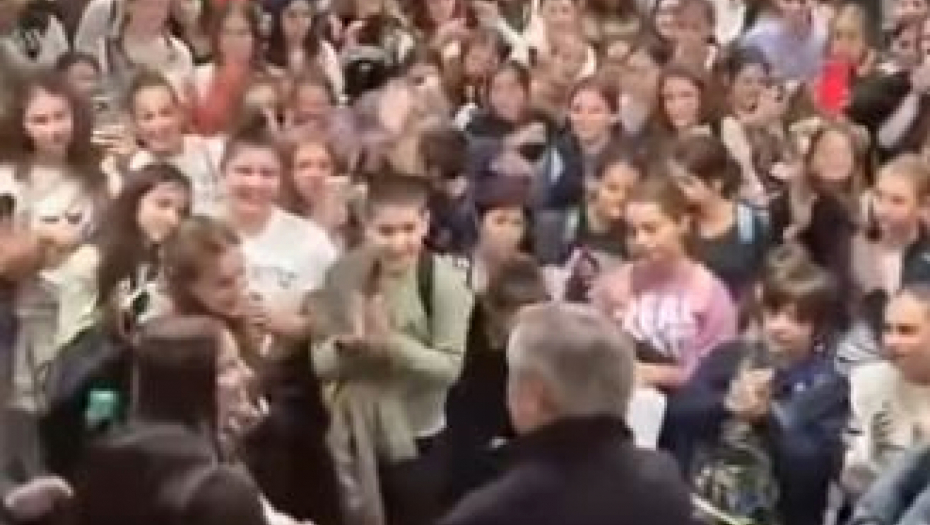 ISPRAĆAJ NASTAVNIKA GEOGRAFIJE U PENZIJU KAKAV SE TREBA ZASLUŽITI! Đaci osnovne škole u Beogradu ispratili svog HEROJA! (VIDEO)
