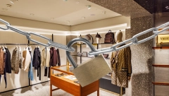 HVALILI SE MILIONSKIM ZARADAMA I LUKSUZOM Čuveni modni lanac bankrotirao – ali to nije najveća katastrofa