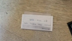 NAKON OČEVE SMRTI, PRONAŠLA SKRIVENU PORUKU IZA KOMODE Kad je videla šta piše, zanemela od šoka! (VIDEO)