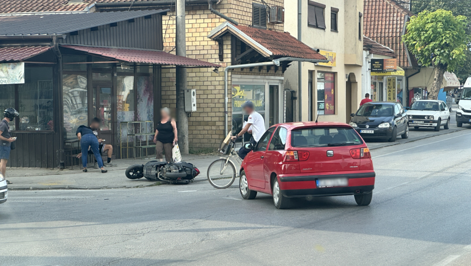 MOTOCIKLISTA NA PEŠAČKOM POKOSIO ŽENU Nesreća u Ljubiću