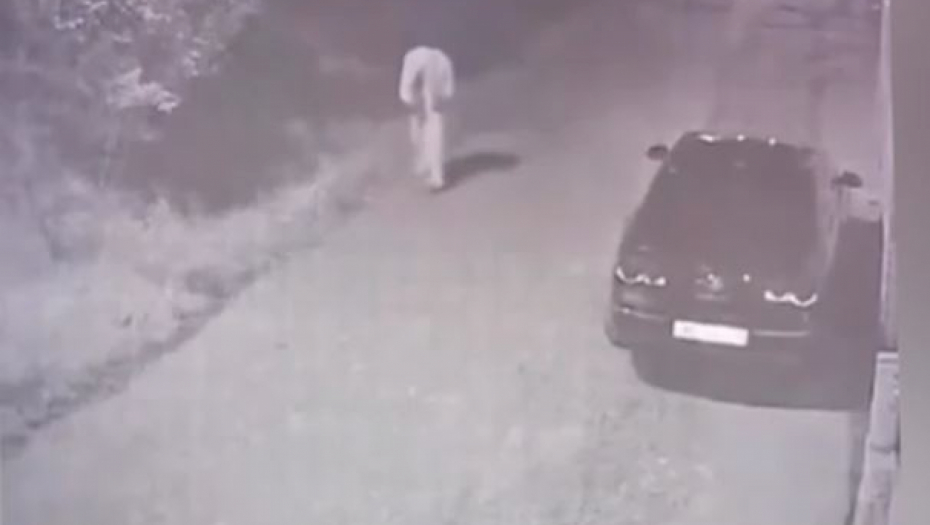UTVARA ŽENE IZ SRBOBRANA Kamere snimile bizarnu pojavu: Šeta se pored groblja, ljudi se zaključavaju u kuće (VIDEO)