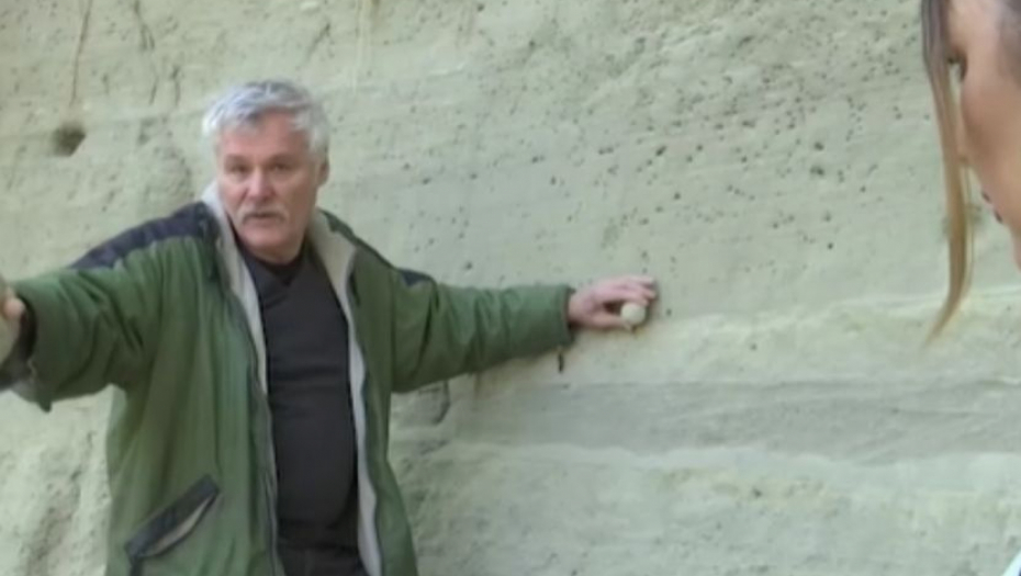 MISTERIJA BRDA KOD SELA KUŠTILJ NA ISTOKU SRBIJE: Lutke neprestano ispadaju iz peska, a u te šupljine dolaze gosti