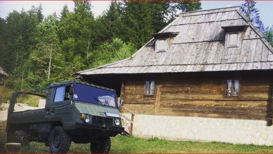 ZARAĐUJE OGROMAN NOVAC, A IMA KUĆU OD DRVETA Niko ne veruje da naš poznati glumac boravi na ovoj lokaciji!