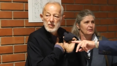 DETALJI SUĐENJA UČITELJU GLUME KOJI SE LEČI OD KANCERA Mika Aleksić jedva hodao do sudnice! (VIDEO)