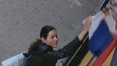 NOVOSAĐANKA KOJA JE GAZILA I ZAPALILA ZASTAVU SRBIJE OSTAJE U PRITVORU! Sud potvrdio optužnicu suđenje 29. novembra