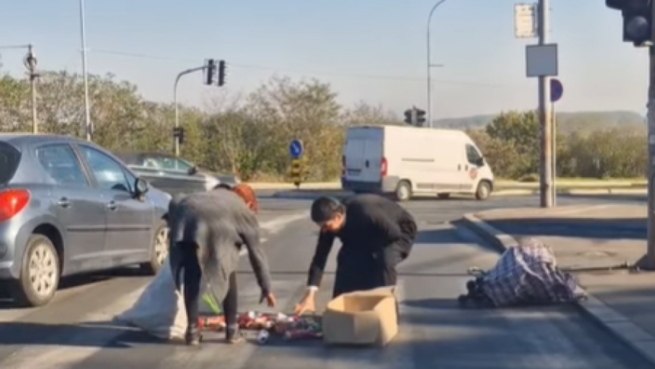 ŽENI SE PREVRNULA KOLICA, VOZAČI SU JE PSOVALI, A ONDA JE DOŠAO SVEŠTENIK O potezu oca Aleksandra bruje društvene mreže (VIDEO)