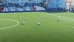 SKANDAL U DOMAĆEM FUDBALU Sudija dao znak da utakmice počne, cela ekipa sela na teren - evo i zašto (VIDEO)