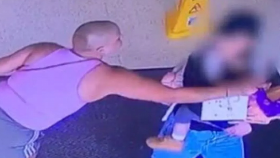 ŽENA NAPALA BEBU U TRŽNOM CENTRU! Prolaznici u šoku (VIDEO)