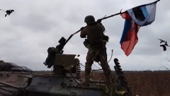 RUSI ZAROBILI NATO ORUŽJE Popeli se na njega i podigli zastavu, šamarčina za Zapad!