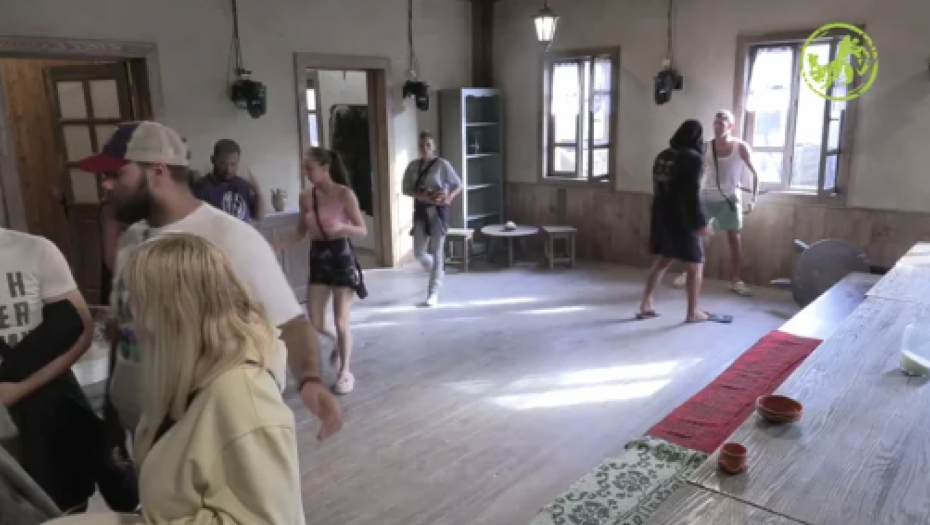 UČESNIK DOŽIVEO NERVNI SLOM, DEMOLIRA FARMU! Strašne scene u rijalitiju, lomi sve pred sobom, pojavio se snimak haosa! (VIDEO)