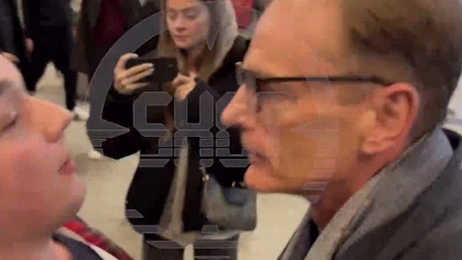 NEMILE SCENE NA AERODROMU U MOSKVI Britanski diplomata ušao u sukob s novinarima, HITNO se oglasila Zaharova (VIDEO)