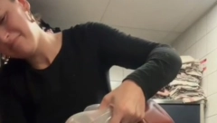 KONOBARICA PATI OD BIZARNE FOBIJE KOJA JOJ OTEŽAVA ŽIVOT Čim oseti miris ili vidi boju ove namirnice, počne da se trese! (VIDEO)