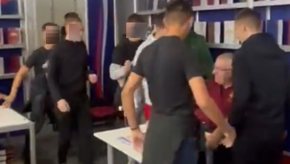 NAVALILI ČETNICI KOD VOJVODE ŠEŠELJA Hit snimak sa Sajma knjiga