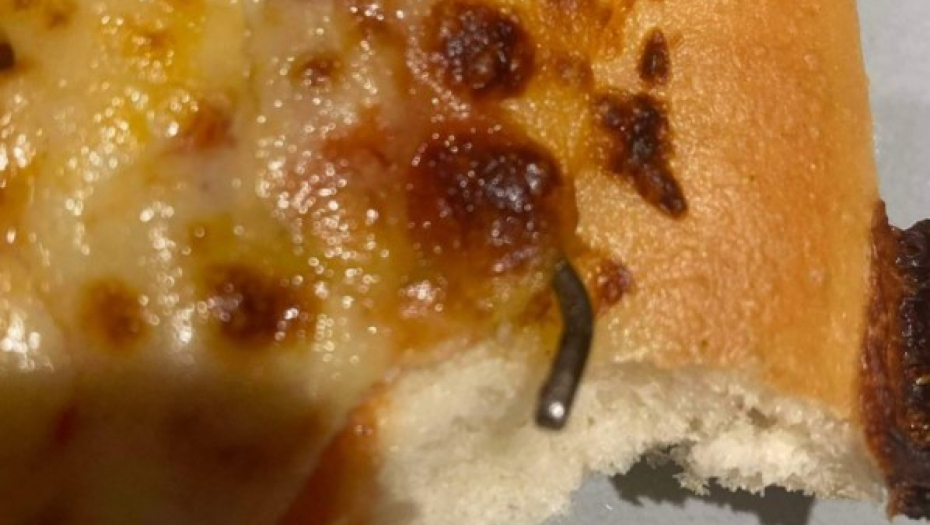 PORUČILA PICU, PA ZAGRIZLA NEŠTO METALNO U KORI Kada je videla šta je u pitanju, prevrnuo joj se želudac! (FOTO)