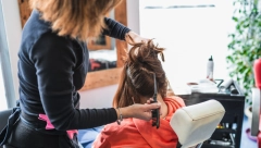 SKIDA NAJMANJE 10 GODINA, STOJI I CRNKAMA I PLAVUŠAMA Najbolja frizura za žene u 40-im, stoji kao salivena