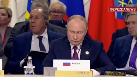 SKANDAL NA SAMITU BRIKS! Lavrov PSUJE sebi u bradu tokom Putinovog govora (VIDEO)
