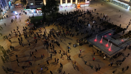 NAROD NEĆE KOKANOVIĆA I OSTALE LAŽNE EKOLOGE Protest u Čačku u toku, a tužna slika polupraznog trga je najbolji dokaz