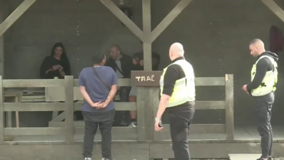 "JE*EM TI MRTVU MAJKU, RUKE ĆU TI ODSEĆI!" Stravične reči izgovorene u programu uživo: "Hitna diskvalifikacija!" (VIDEO)