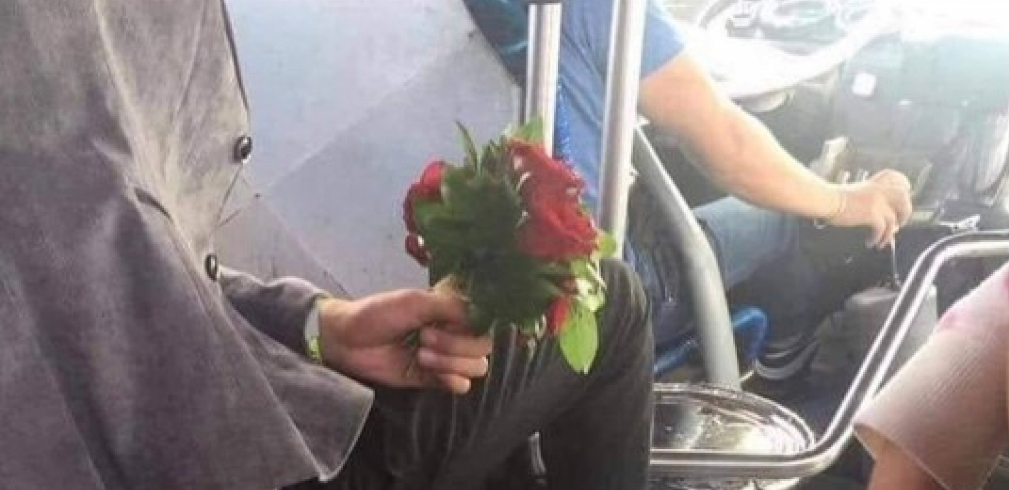 ''DŽABA MU CVEĆE AKO NE PRIMETI ŠTA MU JE ISPALO'' Nesvakidašnja scena u gradskom prevozu - kad su videli šta je na podu, putnici se krstili! (FOTO)