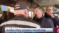 IŽIVLJAVALI SE NAD ŽENAMA, ĆUTA UDARIO RADNIKA OBEZBEĐENJA Opozicionari juče još jednom pokazali svoje nasilničko lice