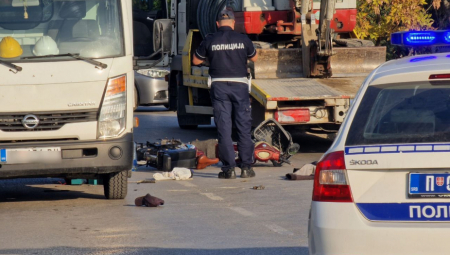 TEŠKA SAOBRAĆAJNA NESREĆA U NOVOM SADU: Vozač mopeda hitno prebačen u bolnicu, delovi vozila rasuti po drumu! (FOTO)